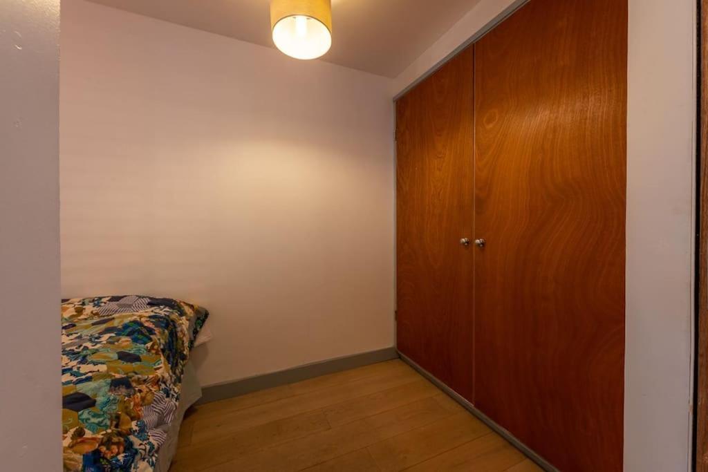 לונדון Lovely Self-Contained Basement Studio With Kitchen מראה חיצוני תמונה