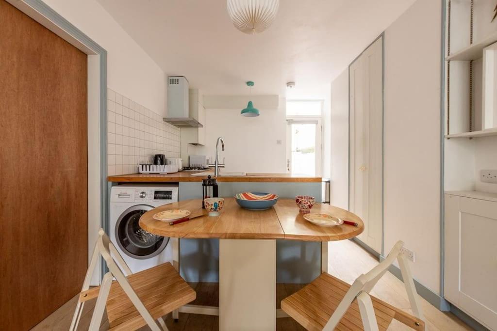 לונדון Lovely Self-Contained Basement Studio With Kitchen מראה חיצוני תמונה