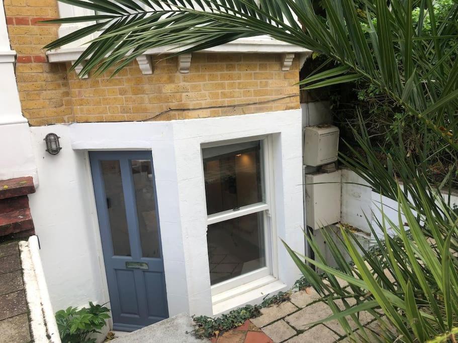 לונדון Lovely Self-Contained Basement Studio With Kitchen מראה חיצוני תמונה